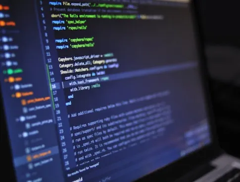 5 raisons de se lancer dans l’informatique en 2025