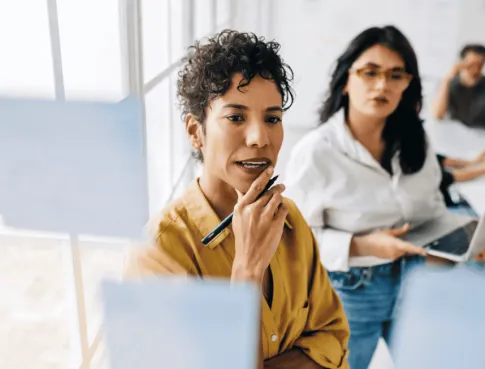 Agence ou annonceur : où lancer sa carrière en communication ?