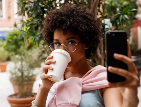Les influenceurs et leurs finances : qui vérifie vraiment leurs revenus ?